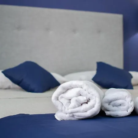 Shine House Casa de hóspedes 4*